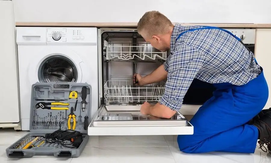 Konak Gorenje servisi teknisyen ekibi beyaz eşya tamiri yaparken